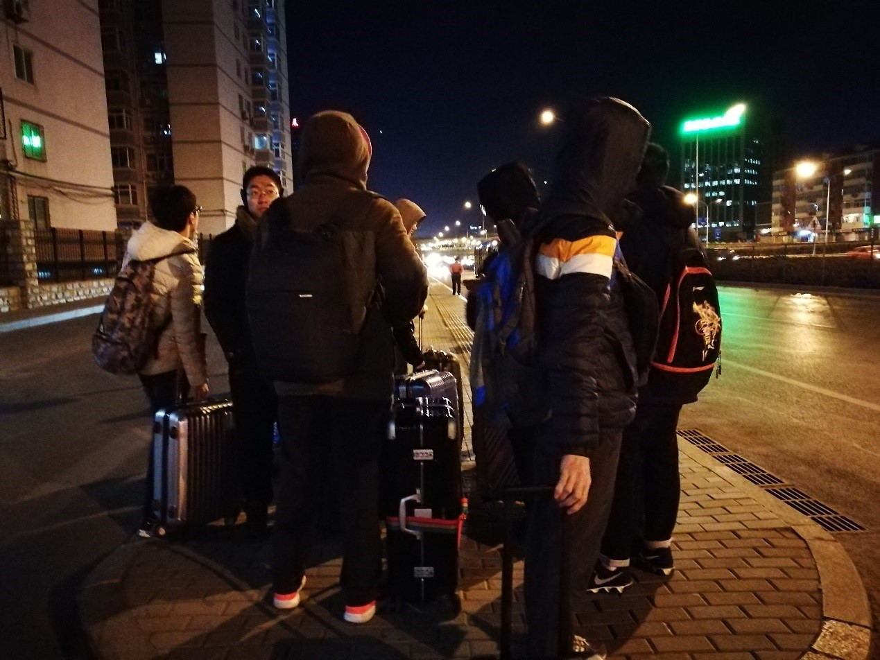 图 1 北京时间2017年2月4日晚学生们在北航北门等待机场大巴