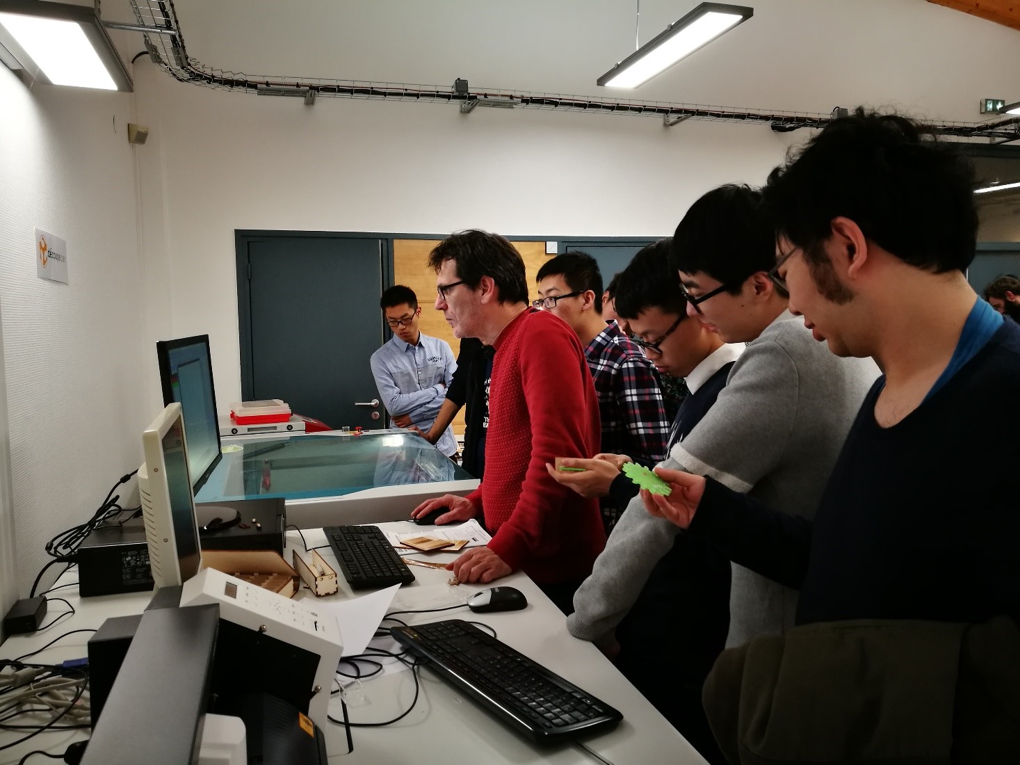 图 17 Fablab教室里老师的现场指导